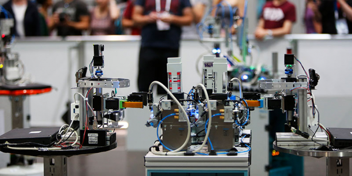 Robocup - Ligue Industrial 2 - Logistic League - Équipe Robots collaborant avec des outils